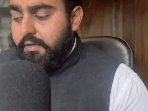 मामले की जानकारी देते वकील घुम्मन।