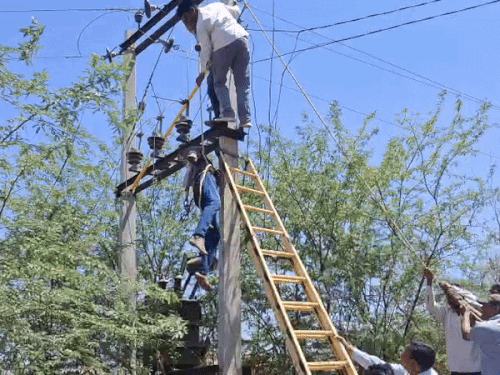 11 लाख के मुआवजे के बाद युवक का शव नीचे उतारा गया।