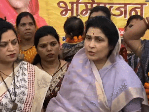 भोपाल में गंदगी की शिकायत मिलने पर मंत्री कृष्णा गौर ने निगम अफसरों को फटकार लगाई।