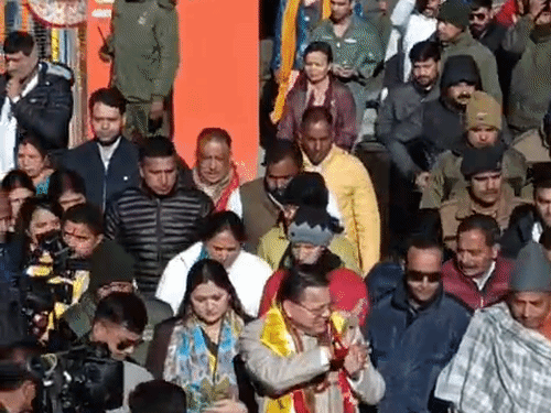 पत्नी गीता धामी यांच्यासोबत केदारनाथचे दर्शन घेण्यासाठी पोहोचलेले मुख्यमंत्री पुष्कर सिंह धामी.