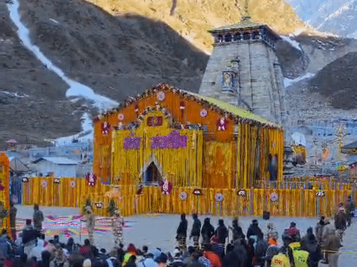 अभी आम लोगों को मंदिर परिसर में एंट्री नहीं दी जा रही है।