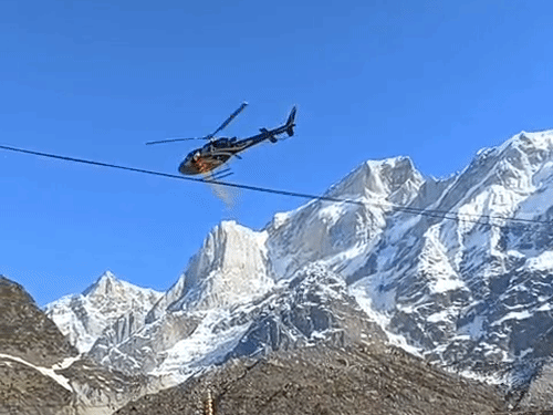 धामवर फुले उधळणारे लष्कराचे हेलिकॉप्टर.