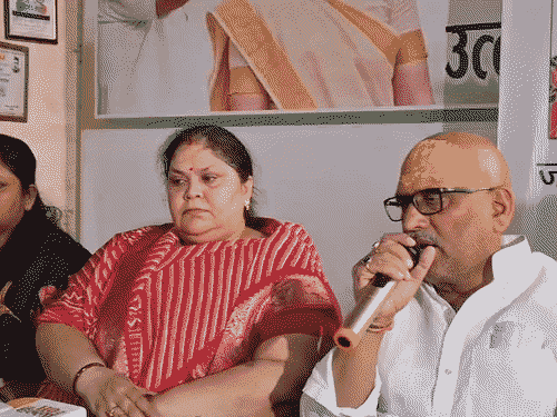 अजय राय पत्नी रीना राय के साथ प्रेस कांफ्रेंस में आये और जसोदा बेन के लिए इन्साफ और सम्मान की मांग की।