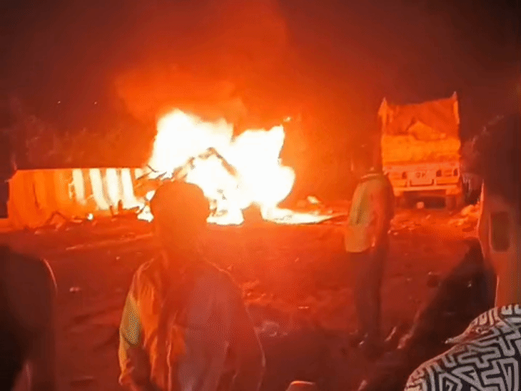 आग इतनी भीषण थी कि लोग पास जाने की हिम्मत नहीं जुटा पा रहे थे।