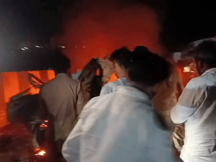 हादसे के बाद आसपास के लोगों के अलावा पुलिसकर्मी भी बचाव कार्य में जुट गए।