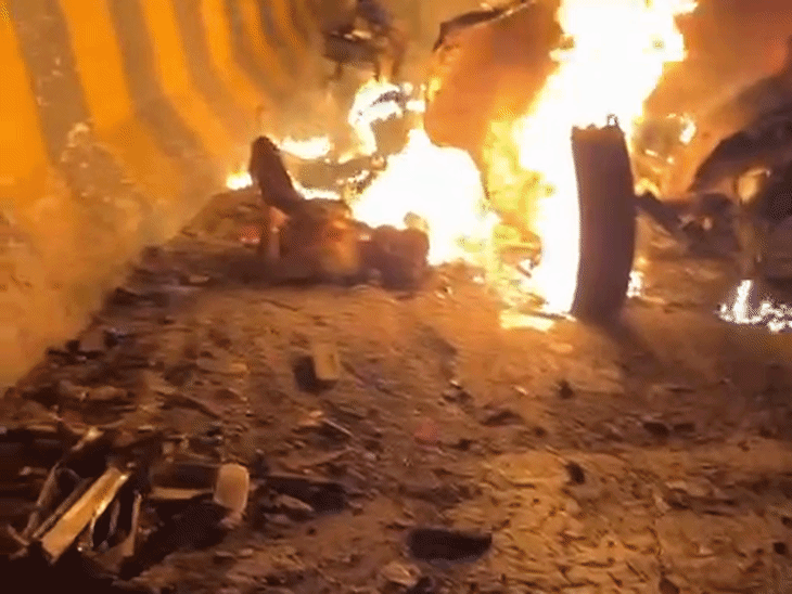 बोलेरो में आग लगने से उसमें सवार लोग जिंदा जल गए। उन्हें बाहर निकलने का मौका तक नहीं मिल सका।