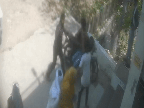 परीक्षा देकर लौट रहे छात्र पर डंडों-बेल्ट से हमला:  जालौन में सिर पर आई गंभीर चोट, घटना CCTV में कैद – Jalaun News