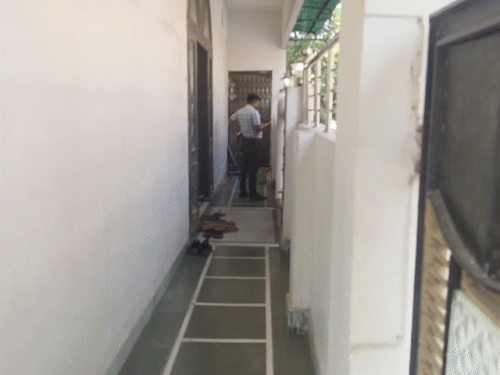 मौके पर पहुंचकर जांच करती हुई पुलिस की टीम।