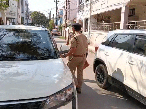 पुलिस ने आशंका जताई है कि शराब पीने के बाद विवाद हुआ होगा, जिसके बाद दोनों छत से कूद गए।