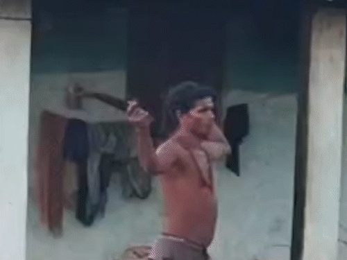 पत्नी का कटा हुआ सिर लेकर गांव में घूमता रहा।