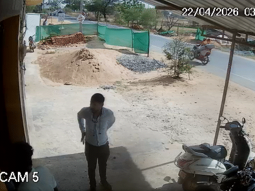 अंबिकापुर में युवक ने पटवारी की पिटाई कर दी।