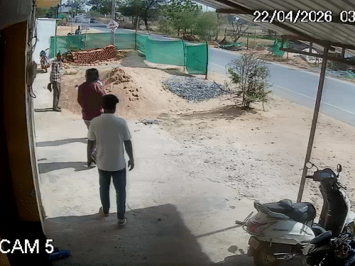 पटवारी के साथ-साथ ऑपरेटर को भी जमकर पीटा।