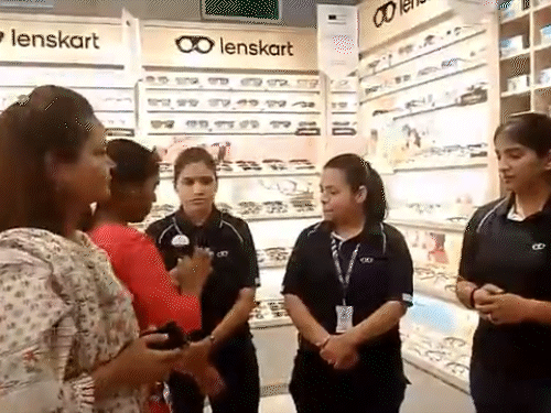 छत्तीसगढ़ के रायपुर में लेंसकार्ट स्टोर में घुसकर एक संर्मिक संगठन के कार्यकर्ताओं ने कर्मचारियों को टीका लगाया।