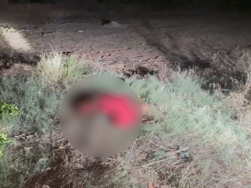 पत्नी का धड़ घर के पास पड़ा हुआ था।