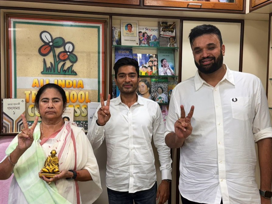 ममता अपने भतीजे अभिषेक बनर्जी और I-PAC के को-फाउंडर और डायरेक्टर प्रतीक जैन (दाएं) के साथ। यह फोटो प्रतीक ने सोशल मीडिया प्लेटफॉर्म X पर 4 जून 2024 को पोस्ट की थी।