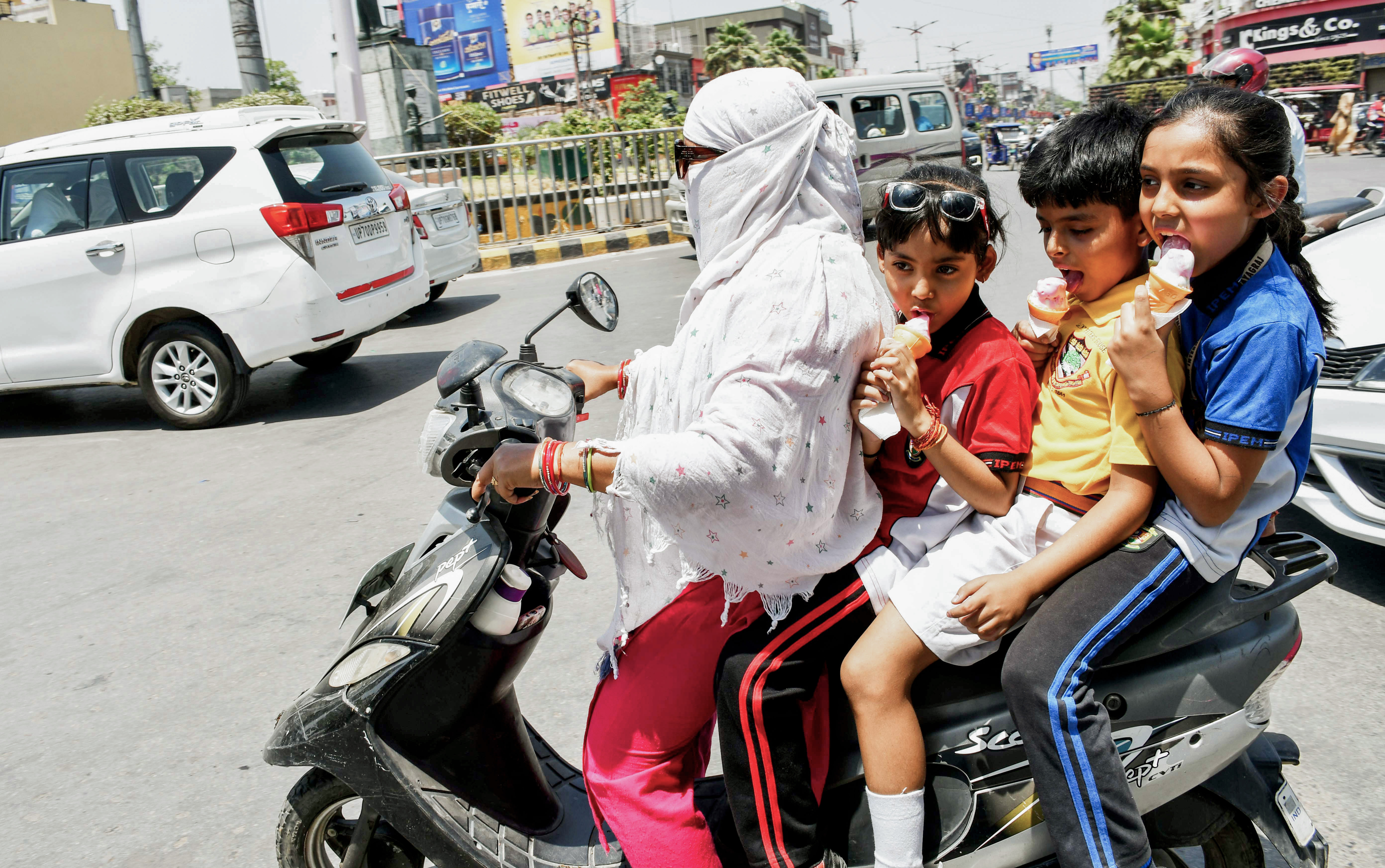 प्रयागराज में मंगलवार को भी तापमान 44°C से ऊपर रहा। स्कूल से लौटते समय बच्चे आइसक्रीम खाकर ठंडक पाने की कोशिश करते दिखे।