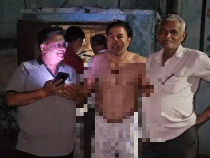 अर्द्धनग्न प्रदर्शन करते हुए पार्षद माठू यादव।