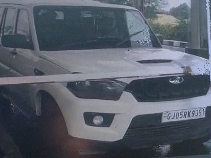 पुलिसकर्मियों ने गुजरात की इसी कार को 19 मार्च 2026 को रोका था।