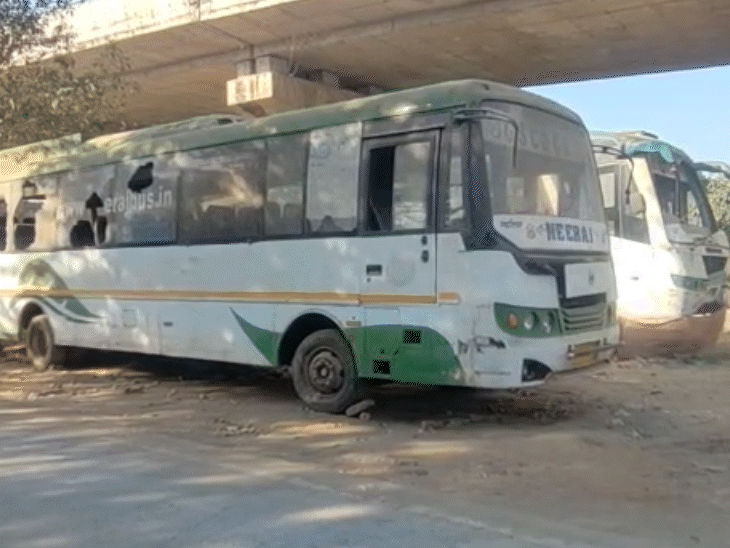 सुनसान इलाके में रेलवे ओवर ब्रिज के नीचे खड़ी कबाड़ा हो रही स्मार्ट सिटी की बसें।