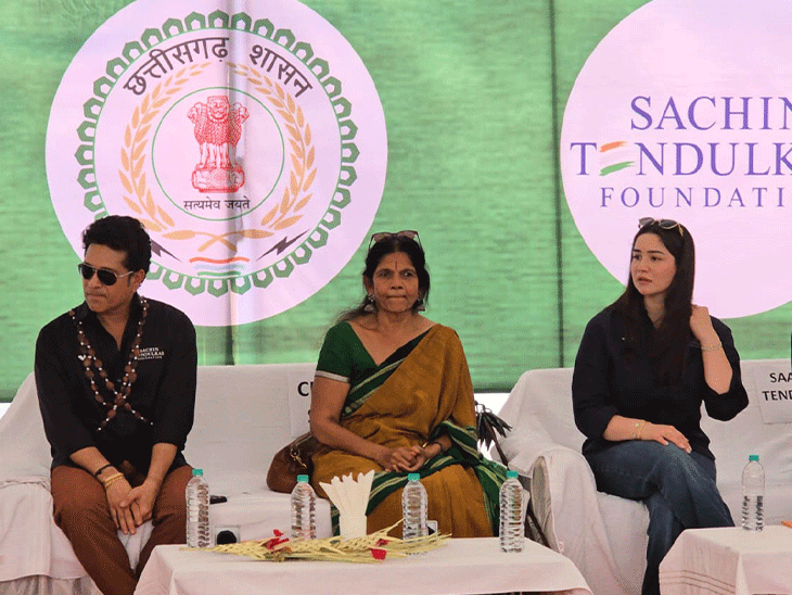 सचिन को सिहाड़ी बीज की माला पहनाई गई। बेटी सारा और बहू सानिया भी साथ दिखे।