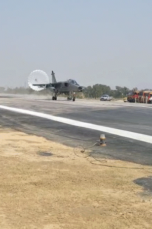 पूर्वांचल एक्सप्रेस-वे पर जगुआर लड़ाकू विमान ने लैंडिंग की।