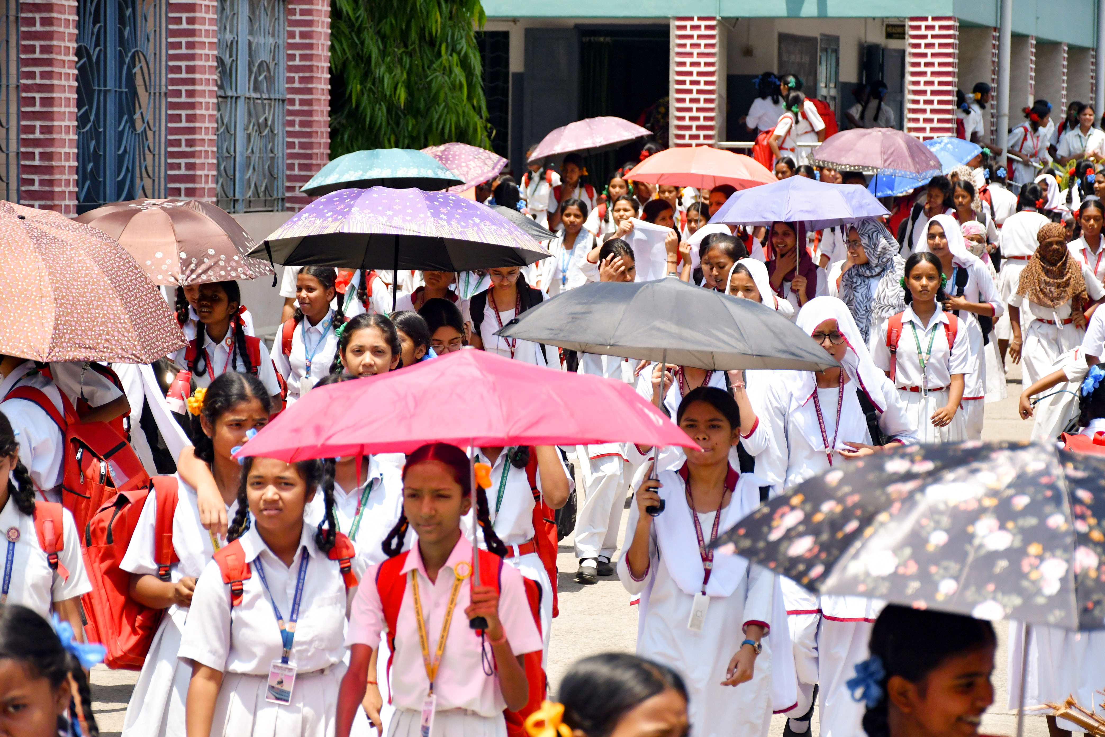 रांची में में स्कूल की छुट्टी के बाद घर लौटते समय छात्र छाता लेकर निकलने मजबूर हुए। रांची में तापमान 40°C तक पहुंच गया है।