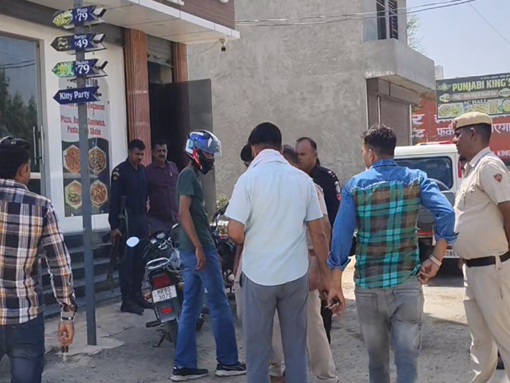 होटल के बाहर पहुंची पुलिस टीम।