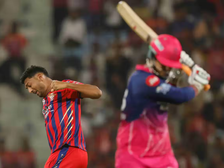 मोहसिन खान ने वैभव सूर्यवंशी को 8 रन पर पवेलियन भेजा।