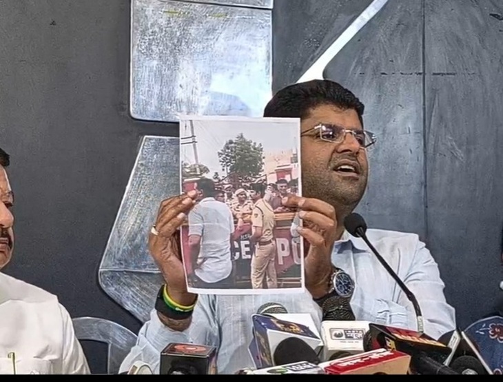 चंडीगढ़ में प्रेस कान्फ्रेस में सीआईए इंचार्ज पवन कुमार को फोटो में दिखाते दुष्यंत चौटाला।