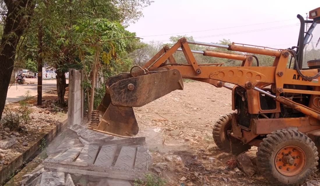 टीम ने कार्रवाई करते हुए अवैध रूप से बनाई गई बाउंड्रीवाल को तोड़ दिया