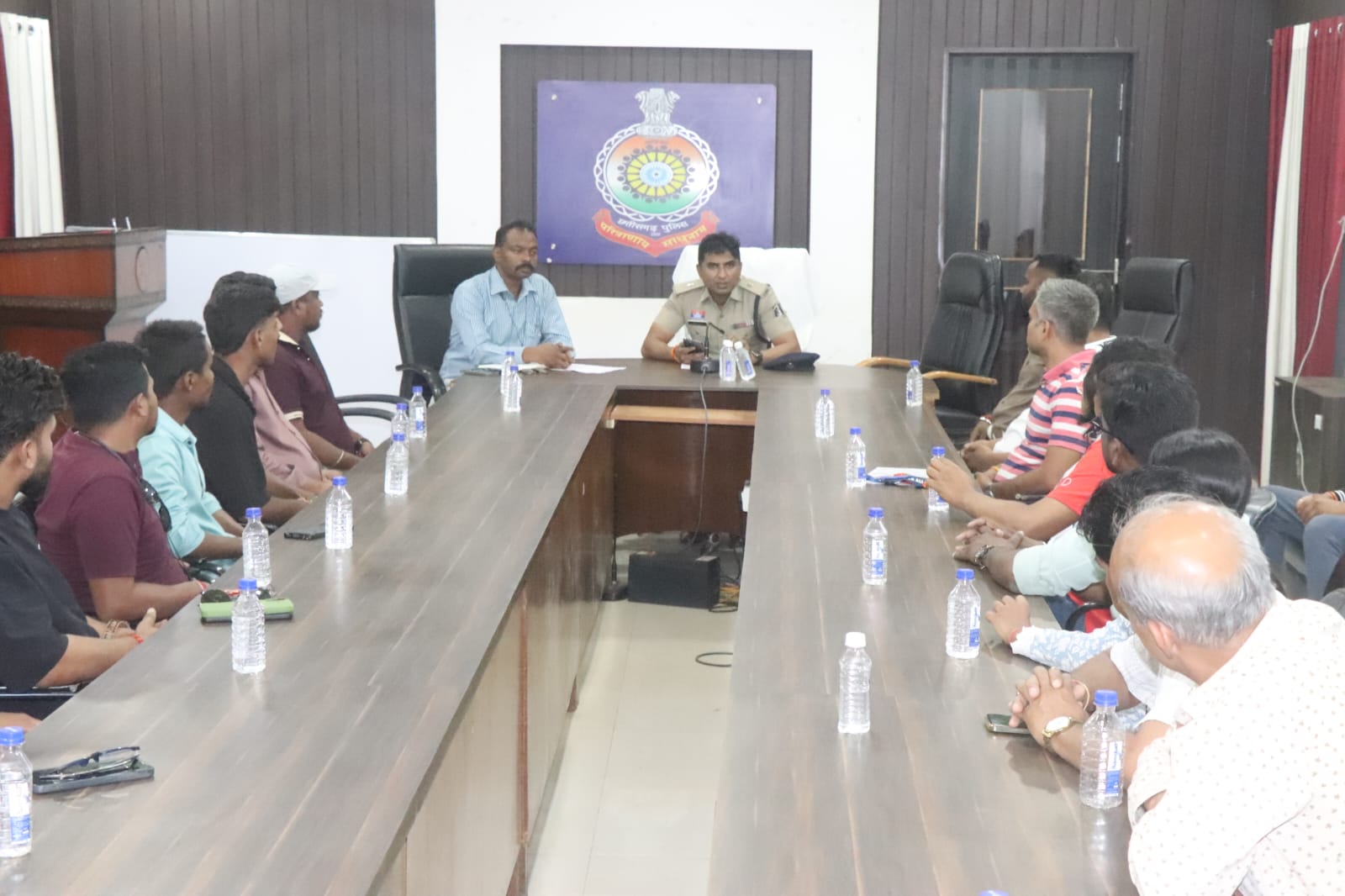 पुलिस कंट्रोल रूम में ली गई कूरियर कंपनी के प्रतिनिधियों की बैठक।