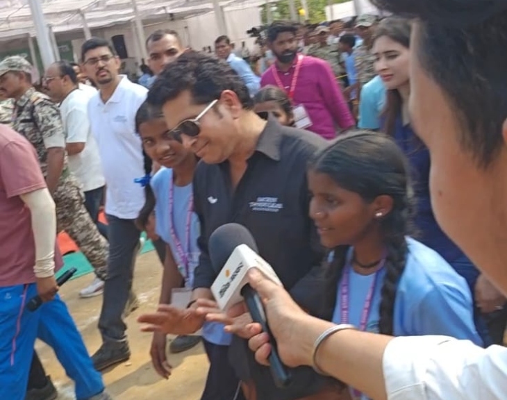 छिंदनार में बच्चों के बीच पहुंचे सचिन तेंदुलकर।