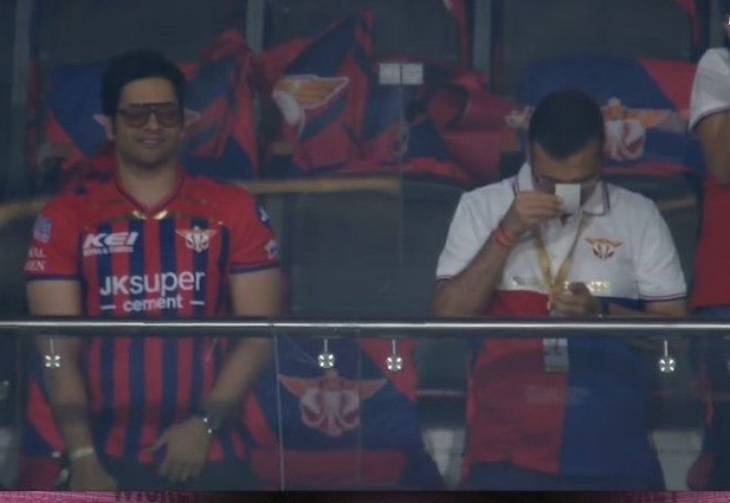 संजीव गोयनका भगवान की तस्वीर माथे से लगाते हुए।