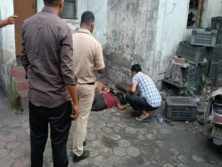 अभिलाषा परिसर के EWS कॉलोनी में युवक और युवती फर्श पर गिरे पड़े मिले।