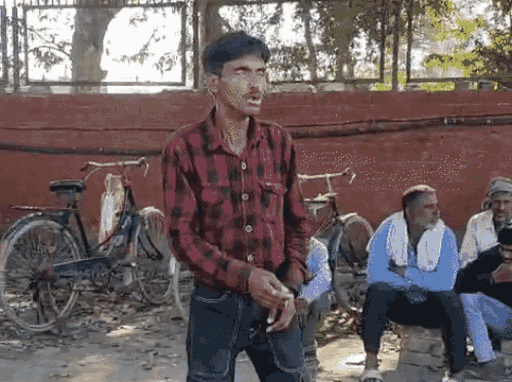 युवक की आंखें बंद हैं, उसने एक हाथ में बीड़ी ली हुई है।