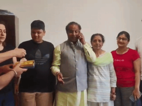 पंचकूला में श्यामलाल बसंल के भाजपा प्रत्याशी घोषित होने के बाद उनके परिजन लड्डू खिलाते हुए।