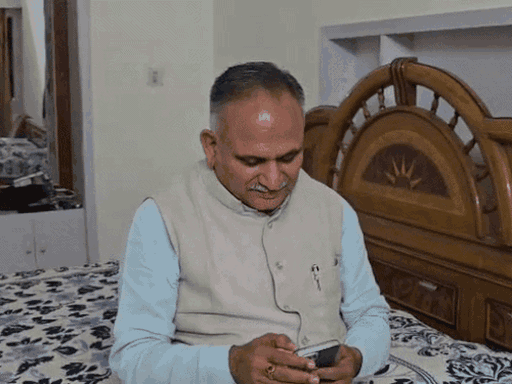 सोनीपत से भाजपा प्रत्याशी राजीव जैन को टिकट मिलने के बाद उनके परिजन मोबाइल पर बधाई देते हुए।