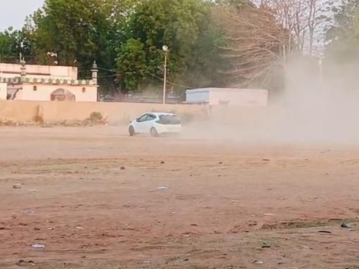 कार में बहुत तेज गति से स्टंट कर थे जिस से ग्राउंड में मौजूद लोगों को परेशानी भी हो रहे थी