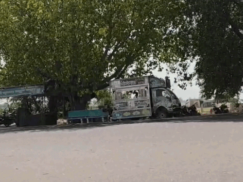 तस्वीर, श्रीगंगानगर के चूनावड़ की है। यहां गर्मी के चलते सड़कें सूनी हो गई। मौसम विभाग के अनुसार, तापमान 44.5 डिग्री पर पहुंच गया।