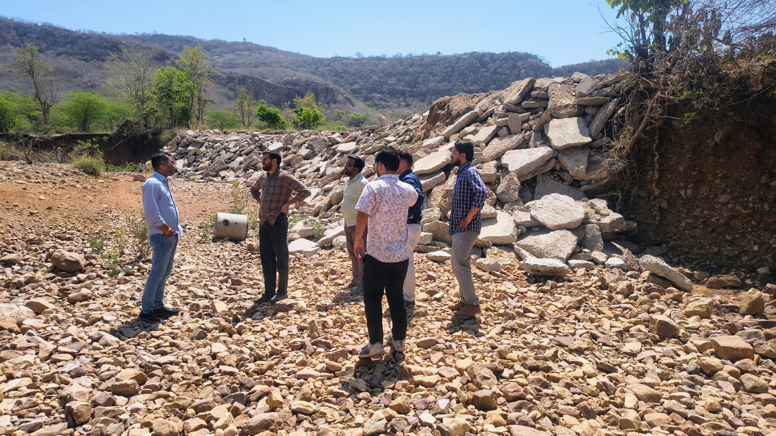 नाले के डायवर्सन की संभावनाएं तलाशती टीम।