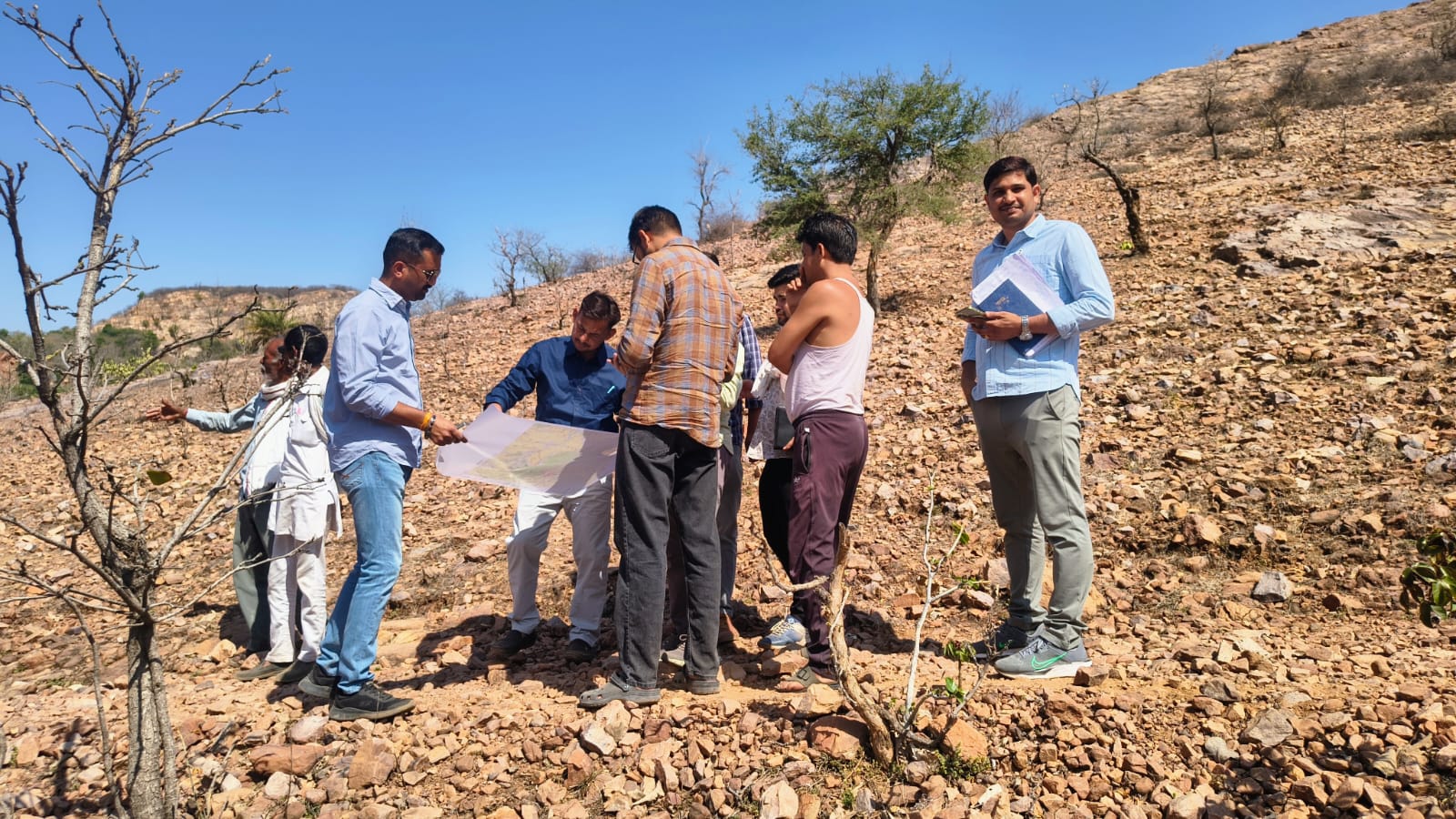 निरीक्षण केद दौरान जल संसाधन विभाग की टीम।