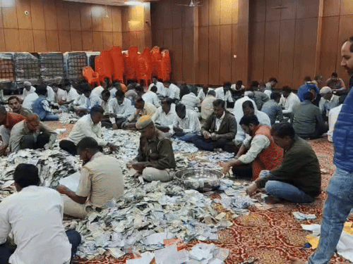 मंदिर के भंडार के कैश को गिनते कर्मचारी। फोटो 16 अप्रैल की है।