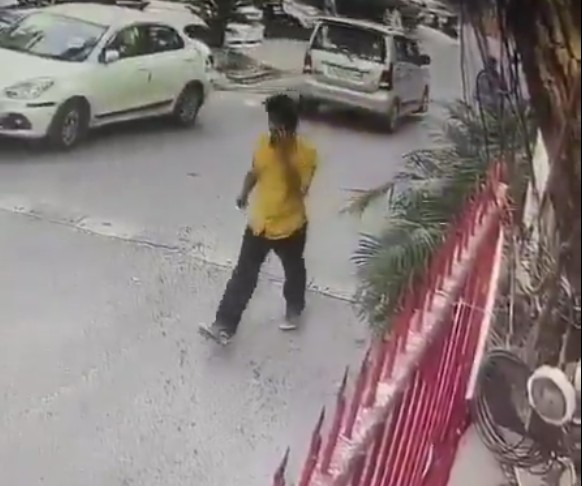 घर में दाखिल होते समय आरोपी राहुल मीणा।