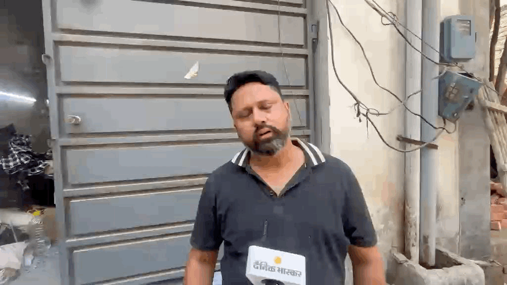 जानकारी देते हुए फैक्ट्री मालिक।