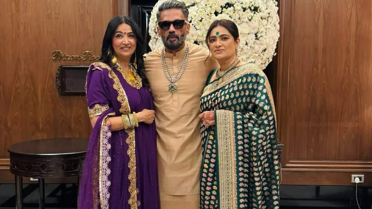 सुनील शेट्टी की दो बहनें हैं, सुमिता और सुजाता ।