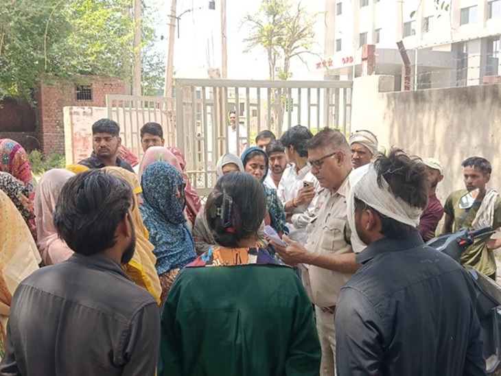 Family members and police arrived at the district hospital in the murder case that occurred in village Baliyali.