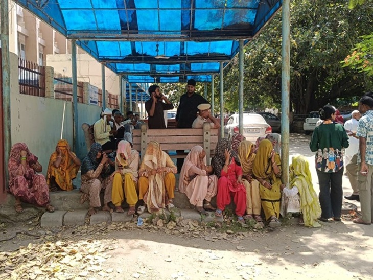 Relatives arrived at the district hospital in the murder case that occurred in village Baliyali.