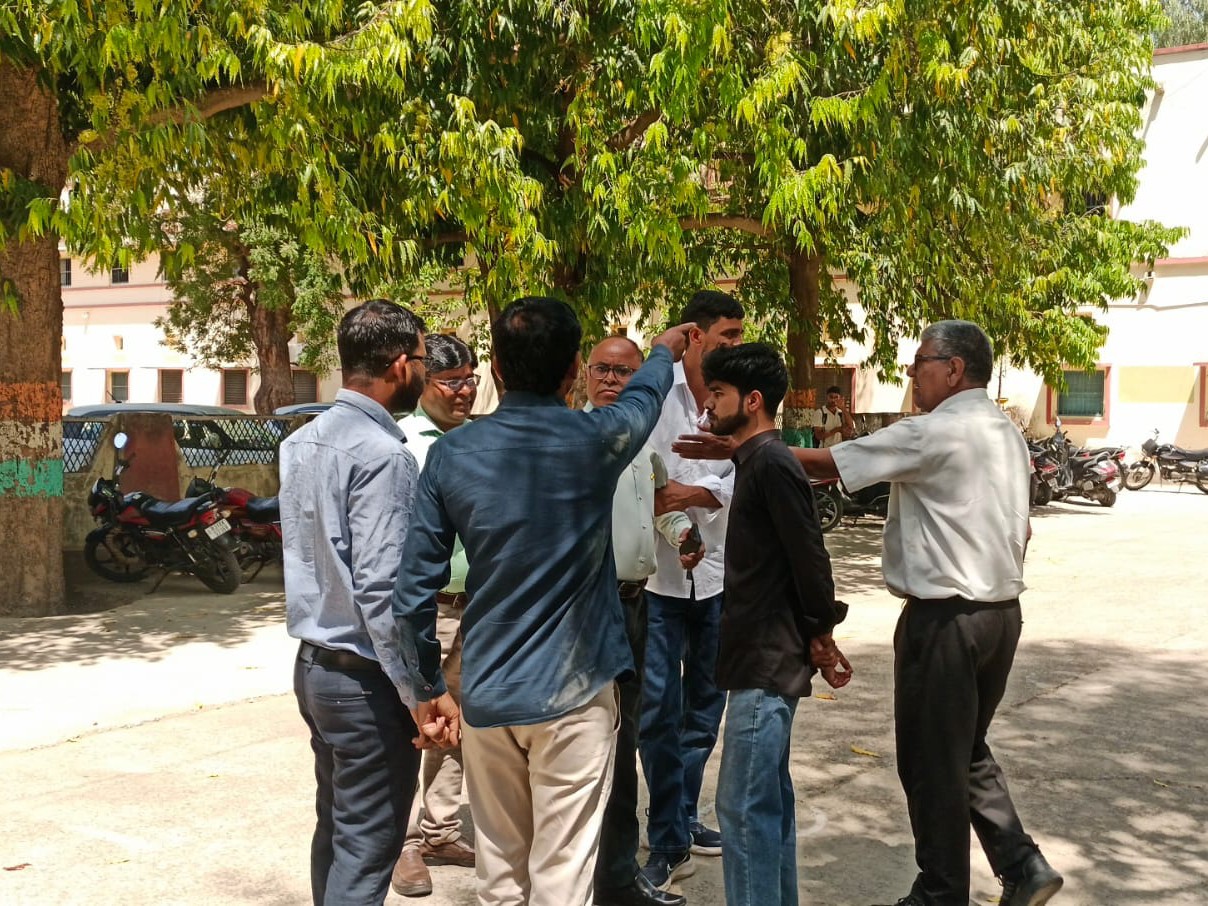 प्राचार्य ने नवीन जिलोवा पर बिना परमिशन के लाइब्रेरी के रीडिंग रूम में जाने के आरोप लगाए।