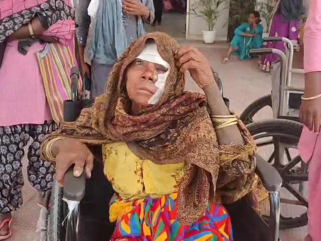जख्मी बुजुर्ग महिला।