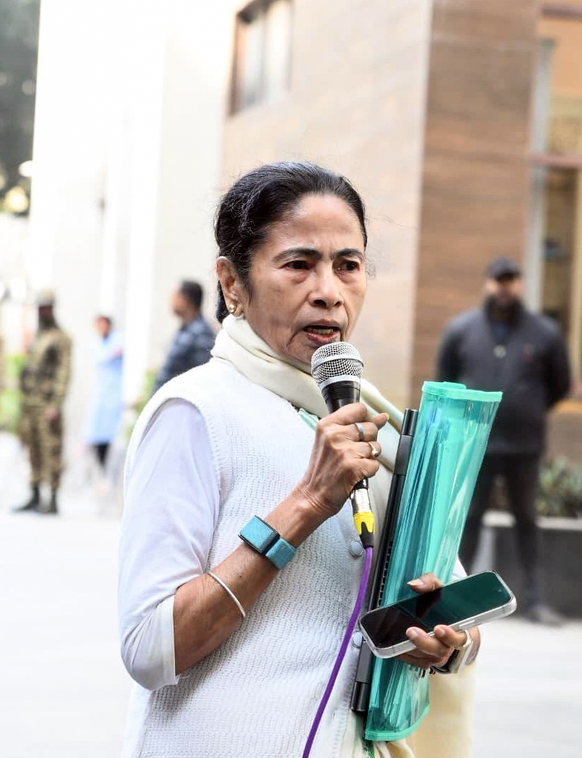 तस्वीर 8 जनवरी, 2026 की है, जब ममता ने ED रेड के बीच मीडिया को संबोधित किया था।